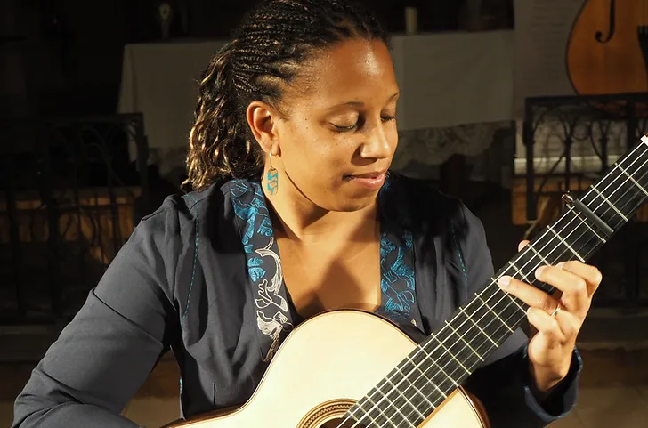 Elodie Redon, maître du stage guitare des Rencontres Voix & Musiques 2025.