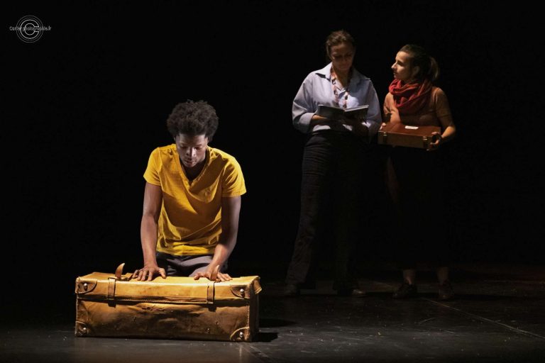 Photo extraite du spectacle théâtral "Longtemps la nuit" par la Compagnie "Qui porte quoi ?"