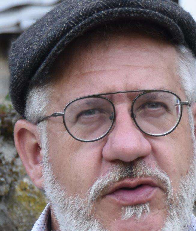 Portrait de Thierry Vincent, qui conduit le stage Dire le conte pour les rencontres Voix & Musiques 2025.