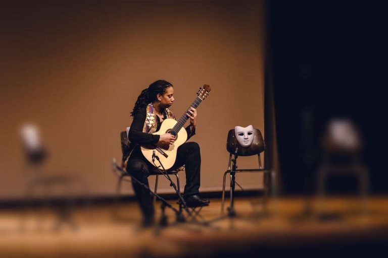 Elodie Redon, qui conduit le stage Création musicale pour un conte pour les Rencontres Voix & Musiques 2025