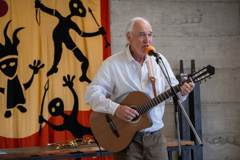 Jean Duchamp, musicien du spectacle All'Improvviso, à la guitare et au chant