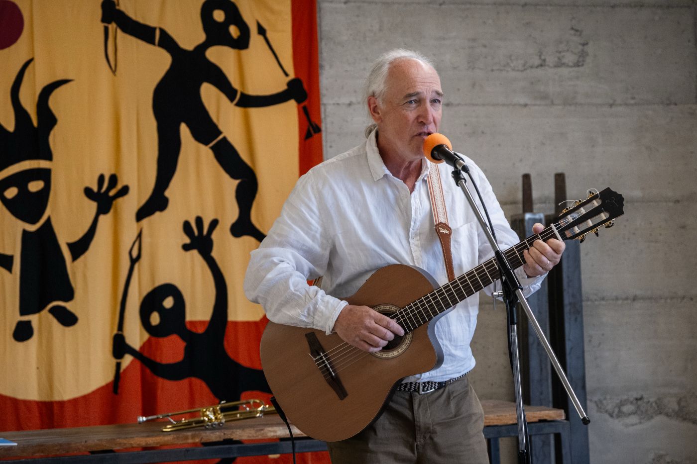 Jean Duchamp, musicien du spectacle All'Improvviso, à la guitare et au chant