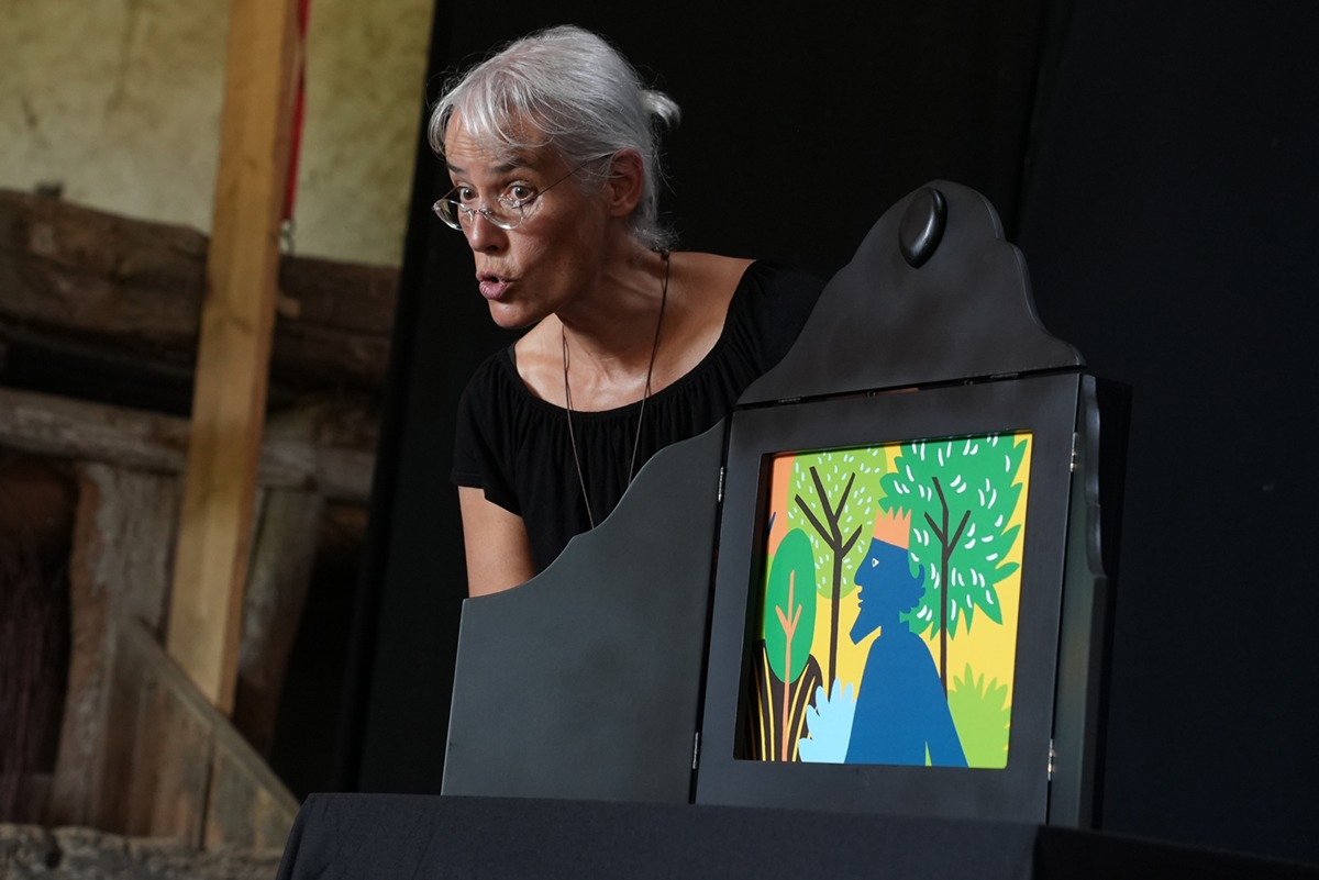 Catherine Chion présentant ses Contes en kamishibaï