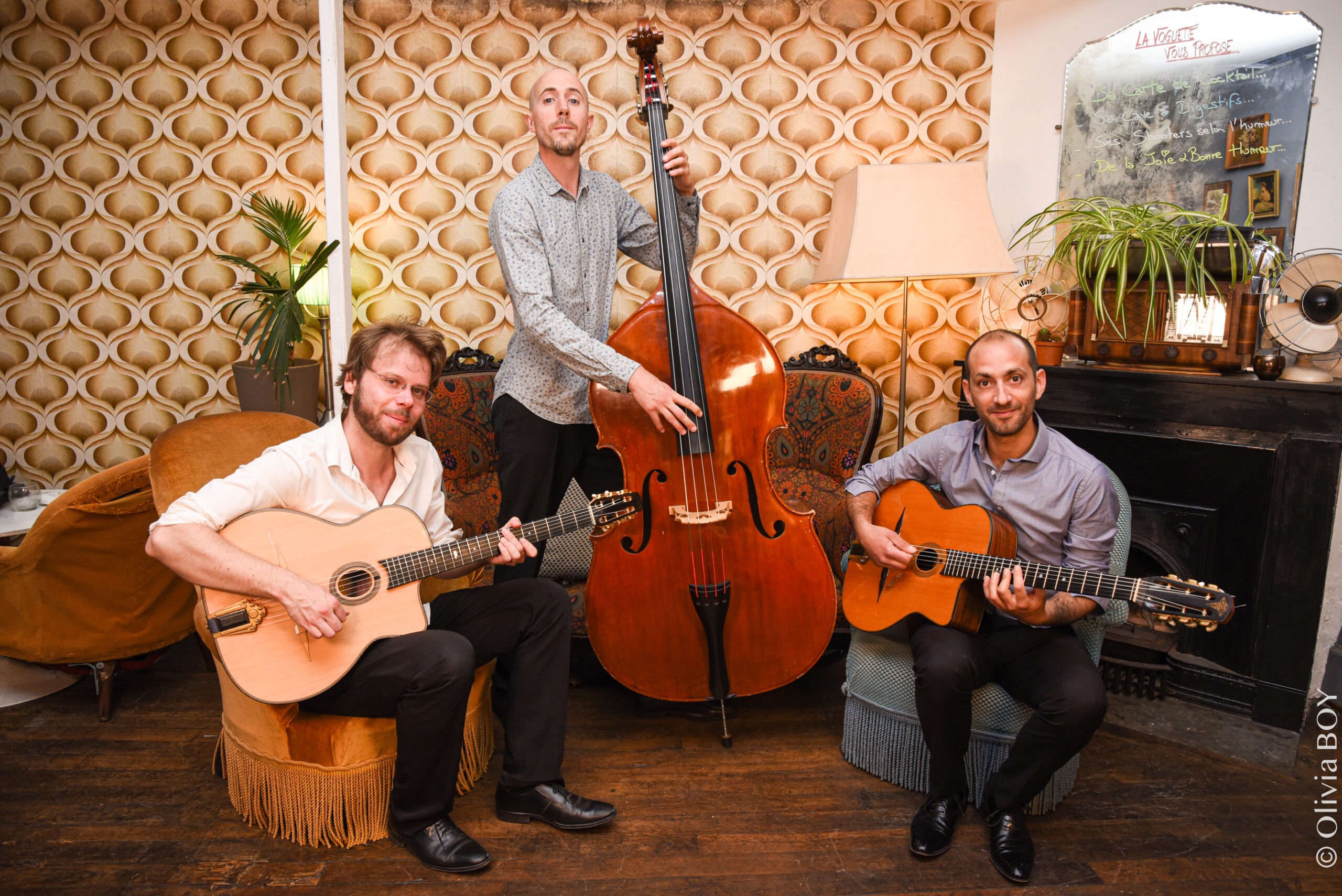 La Tostaki Compagnie : deux guitares et une contrebasse pour une soirée bal musette aux échos de swing manouche.