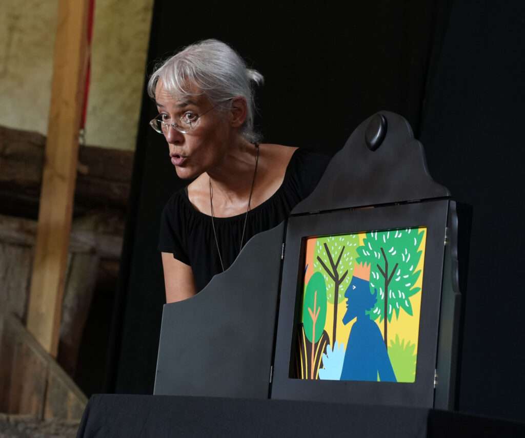 Catherine Chion, qui conduit le stage Raconter en images des Rencontres Voix & Musiques 2026, en représentation kamishibaï