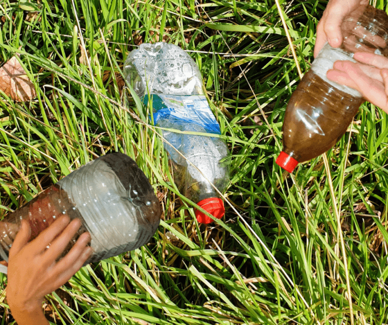 Mains jouant sur des bouteilles en plastique